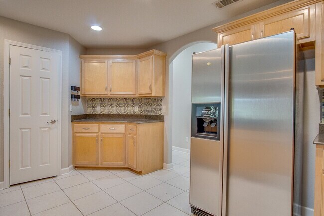 Building Photo - Spacious Pace Home with Office, Fireplace & Pergola