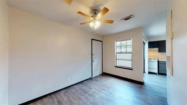 Building Photo - 725 Peppertree Dr