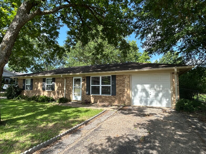 Primary Photo - 1205 Summit Heights