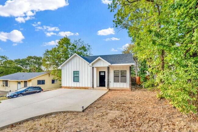 Building Photo - "Charming 3-Bed, 2-Bath Denison Home with Elegant Granite Countertops!"