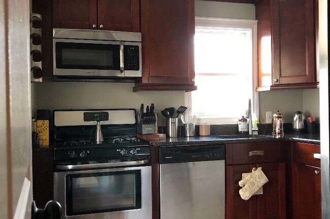 Building Photo - 671 Wordsworth St