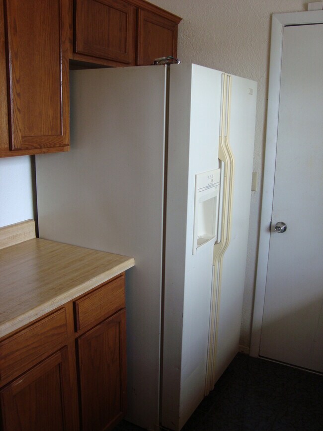 Building Photo - Refrig A/C 3bed/2bath!
