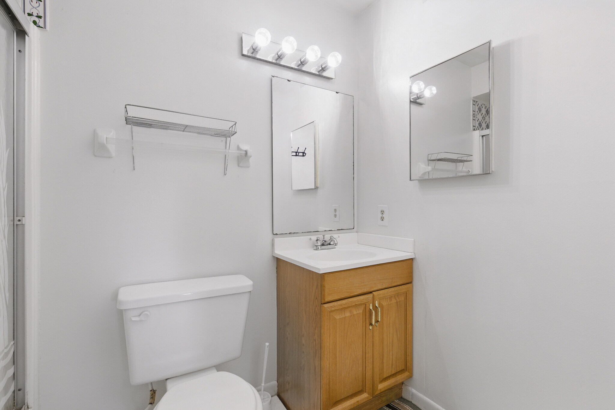 Well lit with medicine cabinet - 2636 Crown Ct