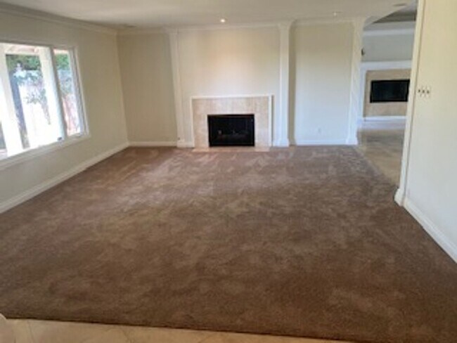 Building Photo - Elegant 4 bedroom, 3 bath large home locat...