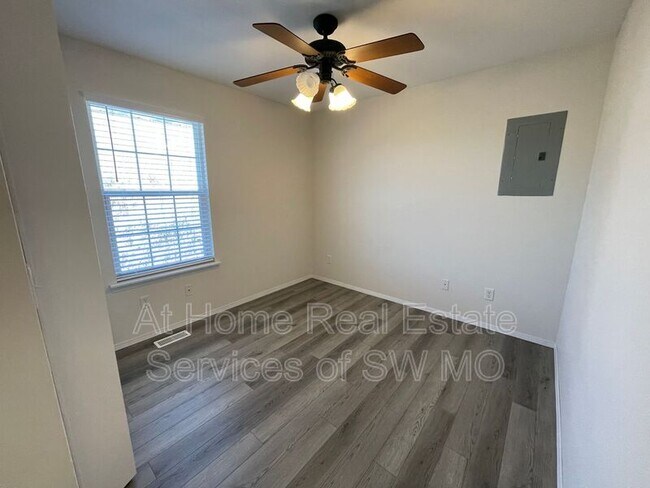 Building Photo - 701 S Pinhook Dr