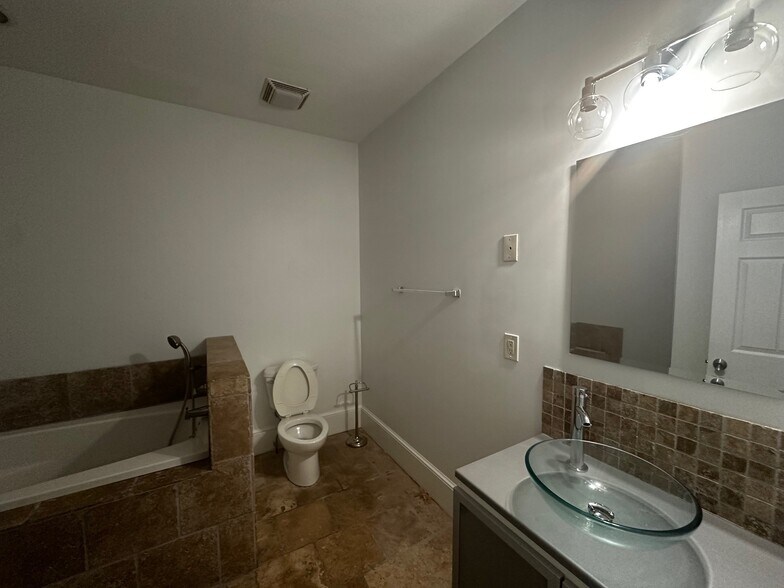 Building Photo - 15 E Court St