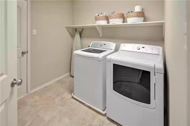 Building Photo - AVAILABLE AUGUST 2026 - Beautiful 3/2.5 Home in South College Station!