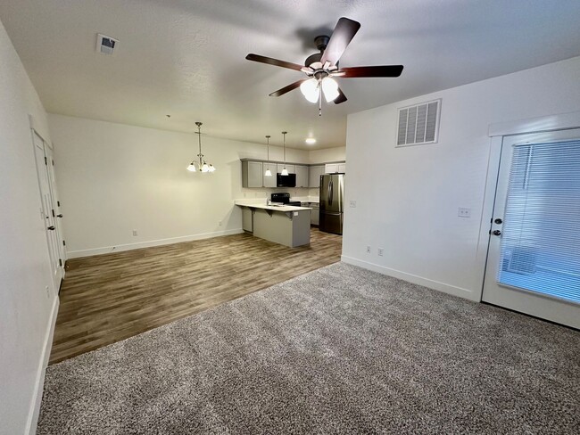 Building Photo - Like New 3 Bd 2 Ba Condo With Garage