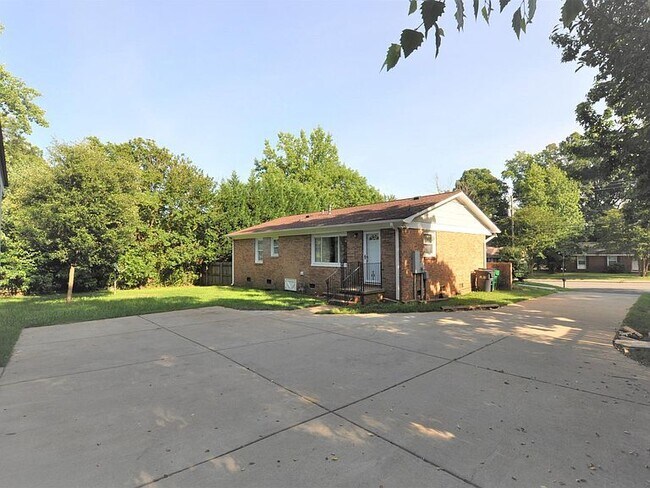 Building Photo - 7323 Idlewild Rd, Charlotte, NC 28212