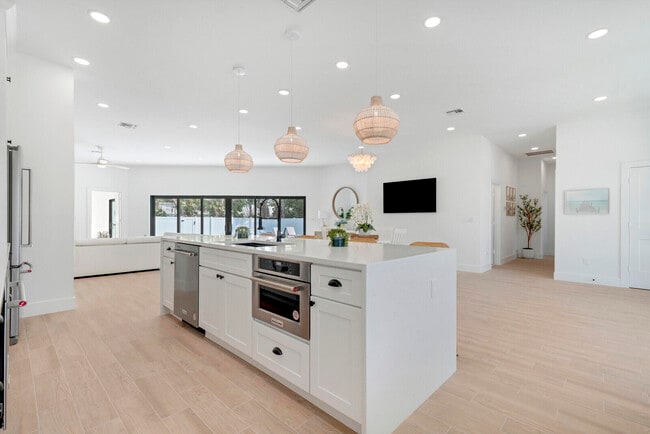 Building Photo - 1248 N Harbor Dr