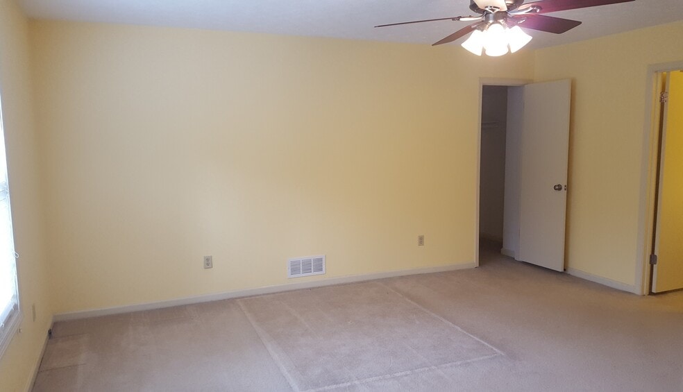 Building Photo - 2228 N Woods Ct