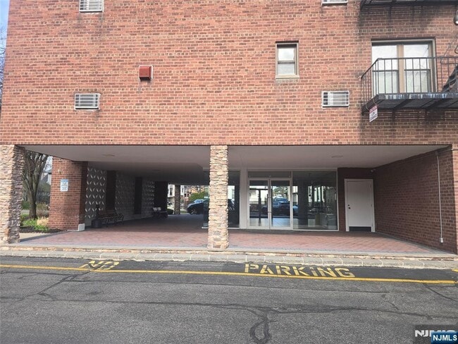 Building Photo - 275 Hoym St