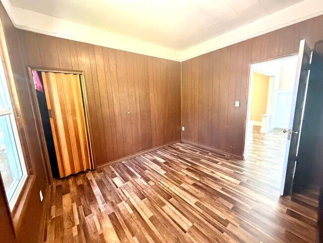 Building Photo - Beautifully Updated Craftsman in the Heart of North Tacoma