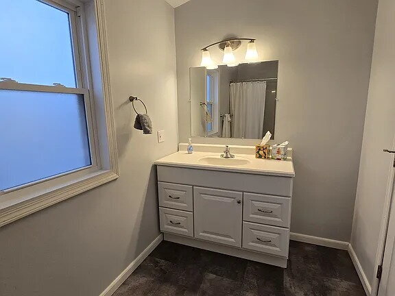 Building Photo - Convenient first floor living! Two bedroom, one bathroom house for rent. Updated flooring, bathro...
