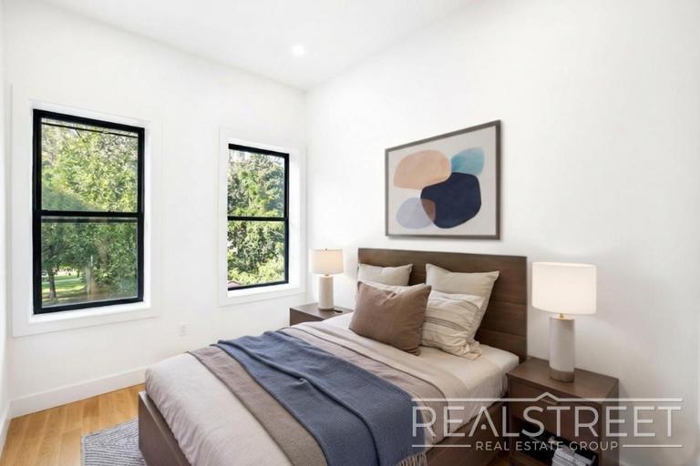 Building Photo - Magnificent 4 Bed 3.5 Bath Brownstone Duplex in Crown Heights