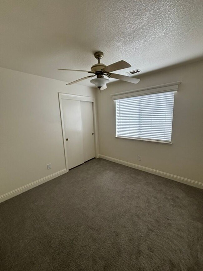 Building Photo - Clean 3 Bedroom / 2 Bathroom home near Stockdale High School, Recently Renovated!