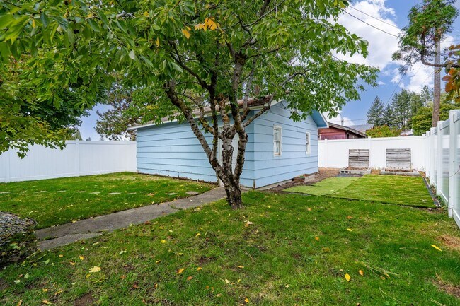 Building Photo - 1625 S Glenn Rd