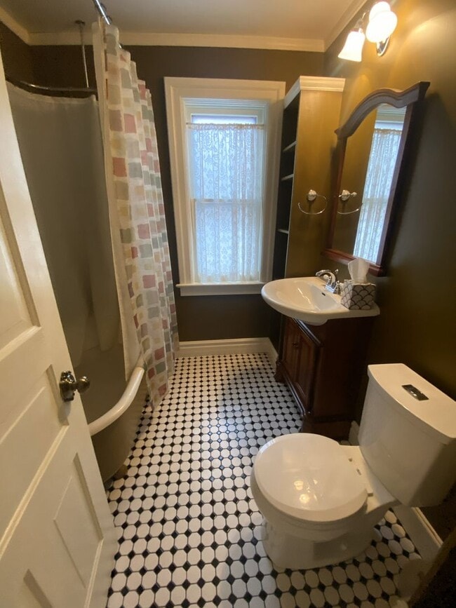 Building Photo - 125 N 9th Ave E