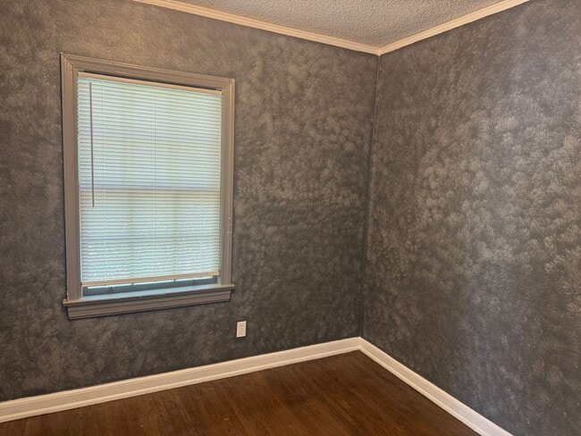 Building Photo - Large Cloverdale Apartment