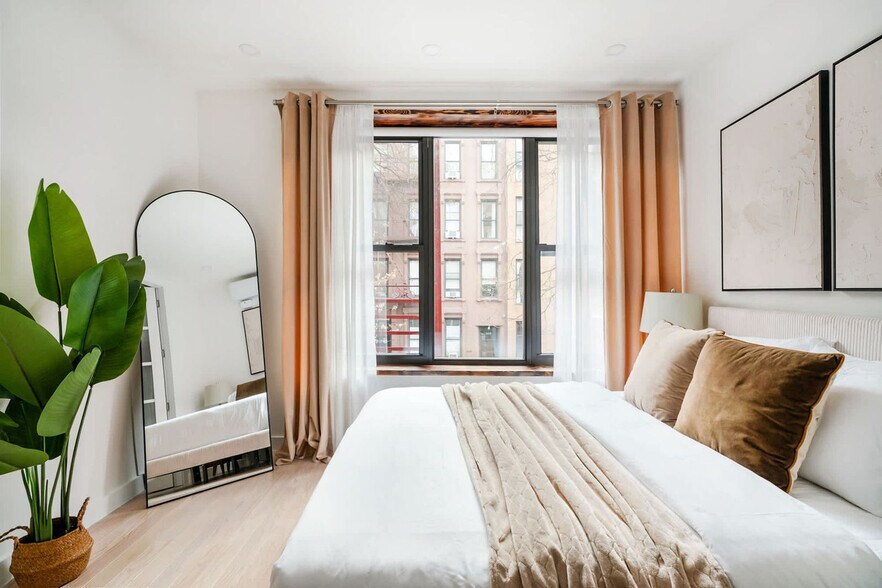 Building Photo - 347 E 78th St