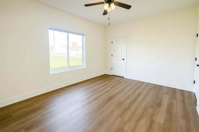 Building Photo - 3763/65 Bluelake