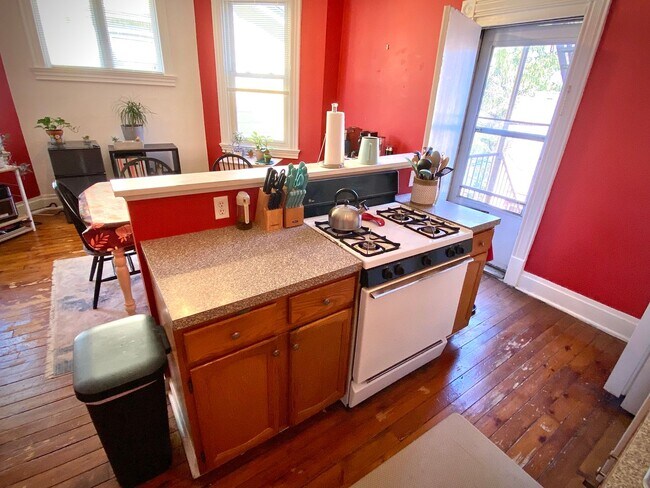 Building Photo - 715-17 Summerlea St