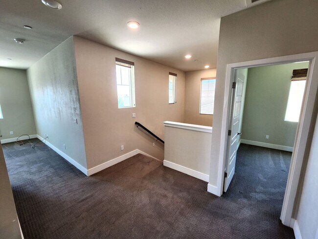 Building Photo - 4549 Maple Crest St