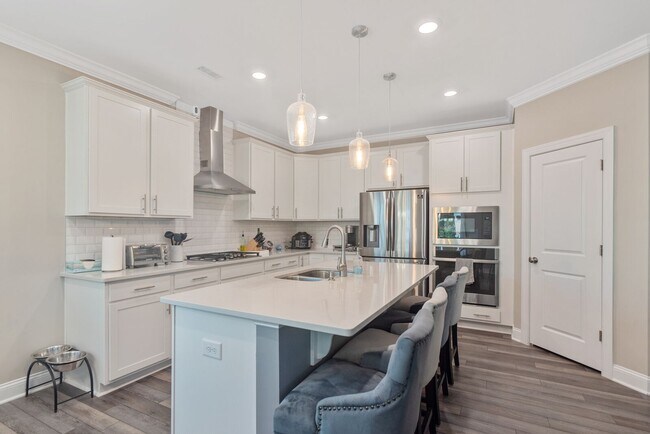 Building Photo - AVAILABLE in July Charming 3-Bedroom, 2-Bath Ranch-Style Home