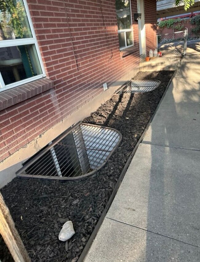 Building Photo - Three Bedroom Gem in Salt Lake City; Clean...