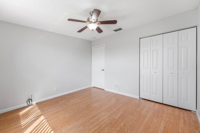 Building Photo - 3256 Commodore Ct