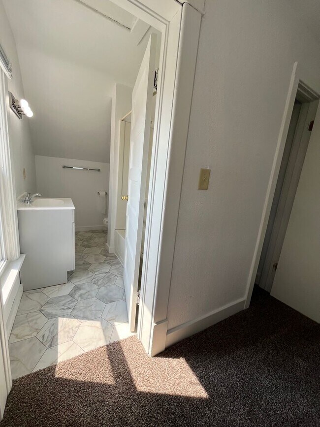 Building Photo - Newly Updated 2nd Floor 2 Bed/1 Bath Duplex Apartment