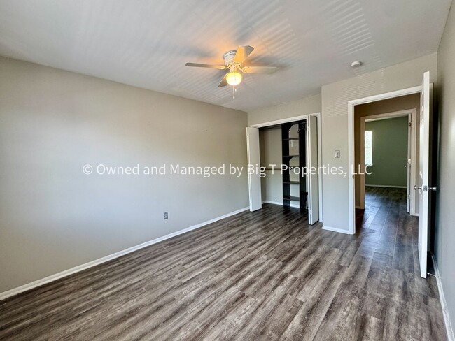 Building Photo - Large 3 Bed 2.5 Bath Completely Townhome i...