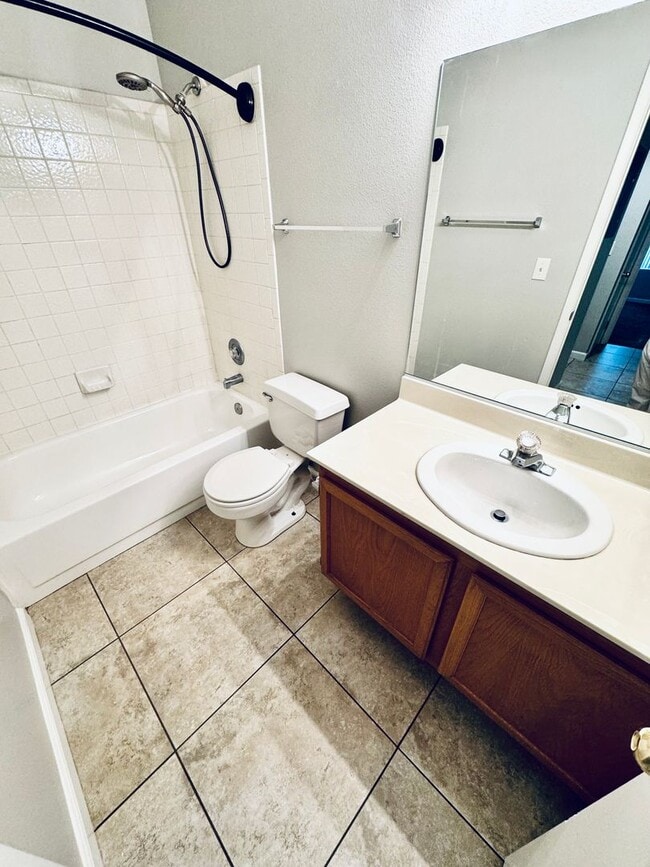 Building Photo - A Cozy 2 bedroom 2 bathroom with patio dow...