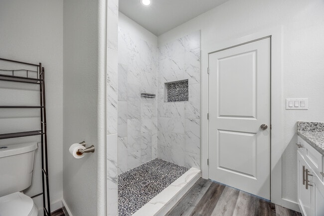 Building Photo - 924 W Collins St