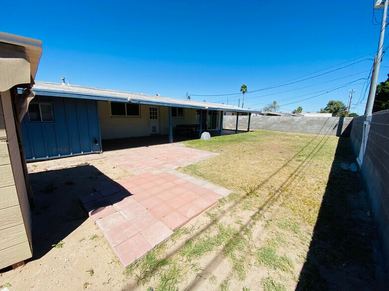 Building Photo - 2705 S Nogales Ave