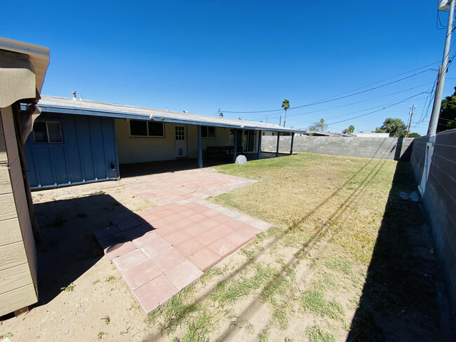 Building Photo - 2705 S Nogales Ave