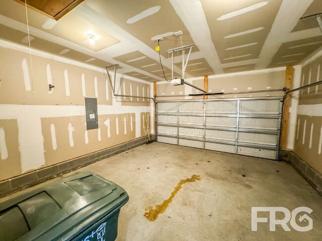 Building Photo - 202 Kenison Way