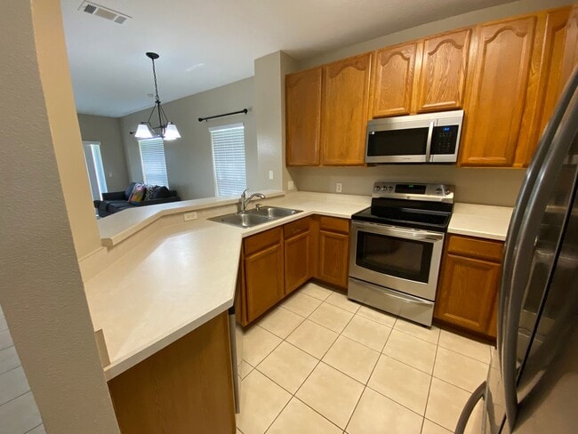 Building Photo - 3/2.5  Davenport Townhouse