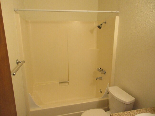 Building Photo - One Bedroom Apartment Close to Downtown