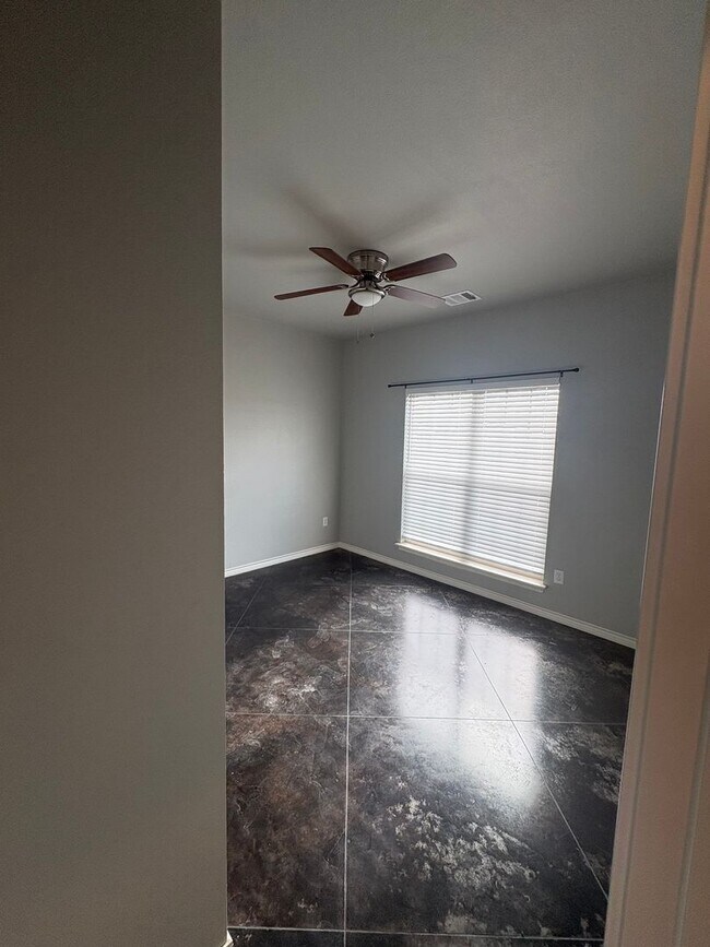 Building Photo - Single Family - Beautiful 4/2 house