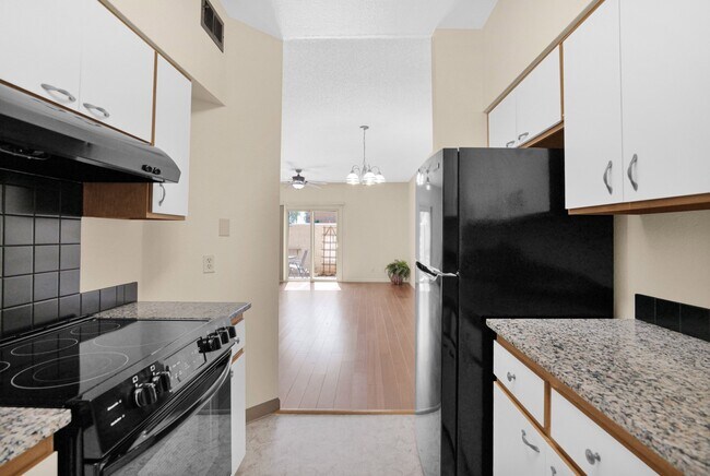 Kitchen 4 - 1935 W Morten Ave