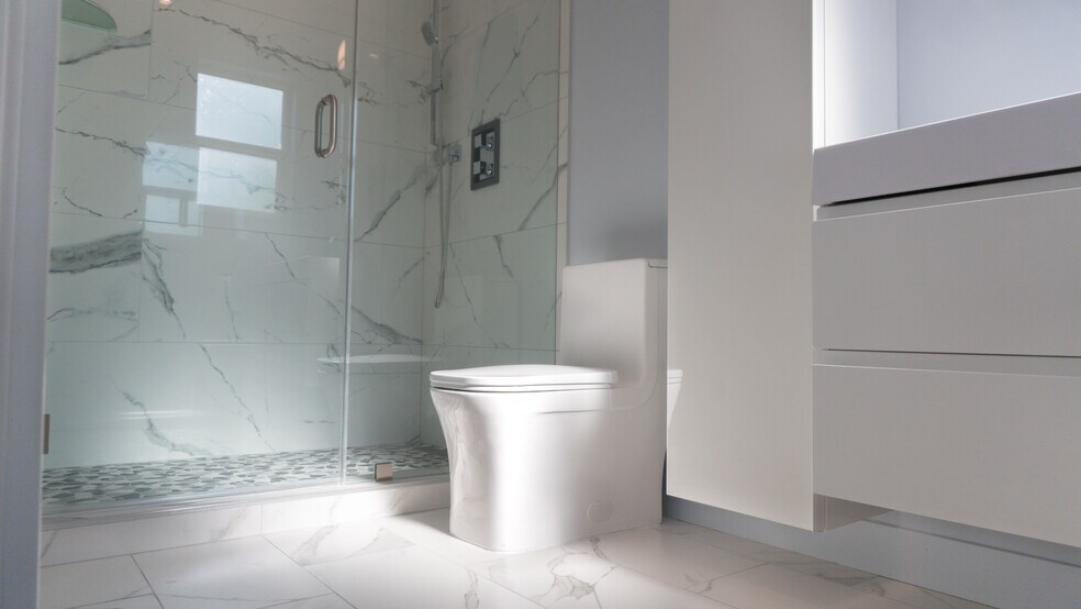 Building Photo - 6850 Encino Ave