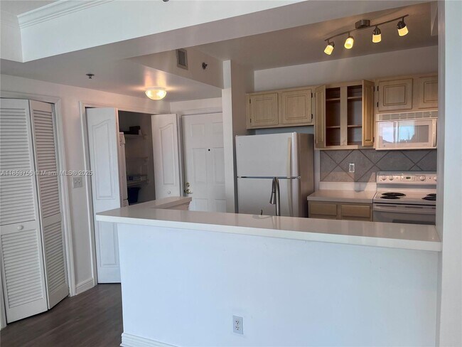 Building Photo - 2665 SW 37th Ave