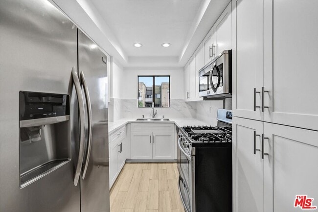 Building Photo - 1355 N Sierra Bonita Ave