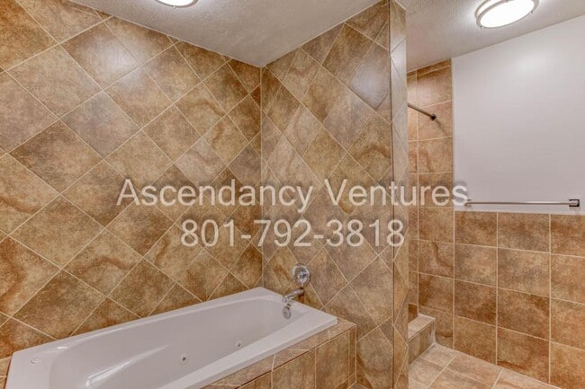 Building Photo - 745 E 3 Fountains Cir