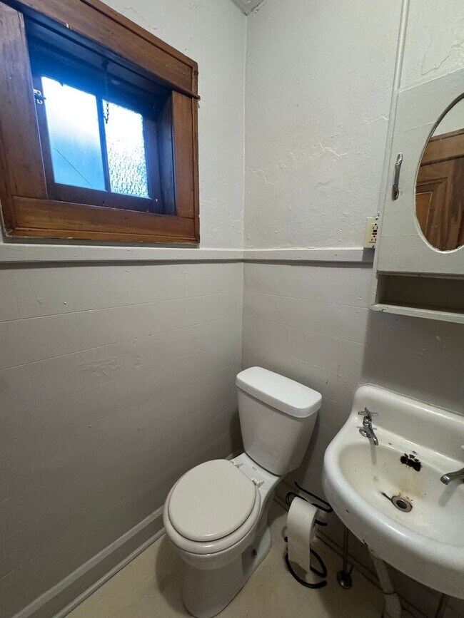 Building Photo - One bedroom apartment available south of downtown! Avail August 2026!