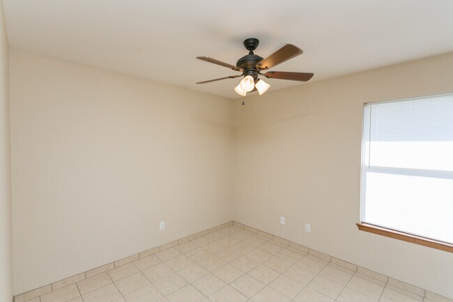 Building Photo - 16111 Rolling Meadows Dr