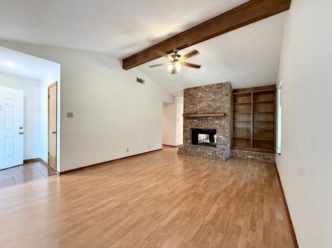 Building Photo - 3900 Knollwood Dr