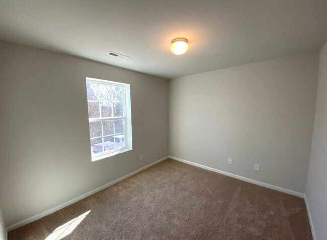 Building Photo - Beautiful 3 Bedroom, 2 1/2 Bathroom Home off Robinhood Rd in Winston!