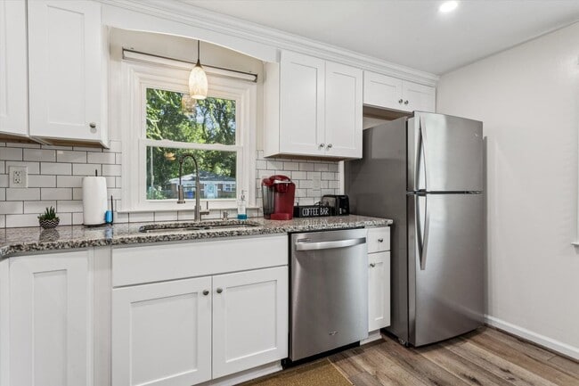 Building Photo - All Inclusive Furnished Rental